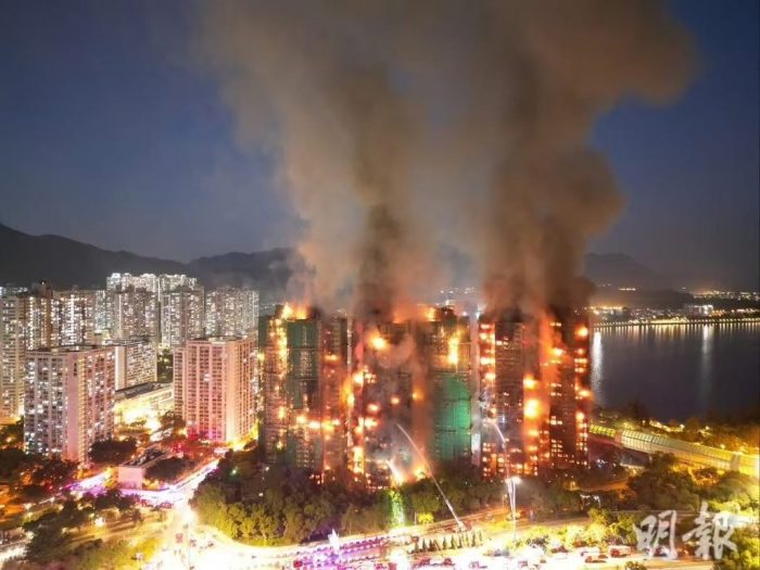 Mueren 13 personas en incendio en área residencial de Hong Kong