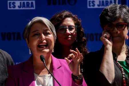 Jara pide al Gobierno "corregir el rumbo" del Presupuesto y Elizalde responde: “es responsable"