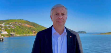 Kast desatado: desafía a Boric y recuerda a migrantes irregulares el "reloj" para dejar Chile