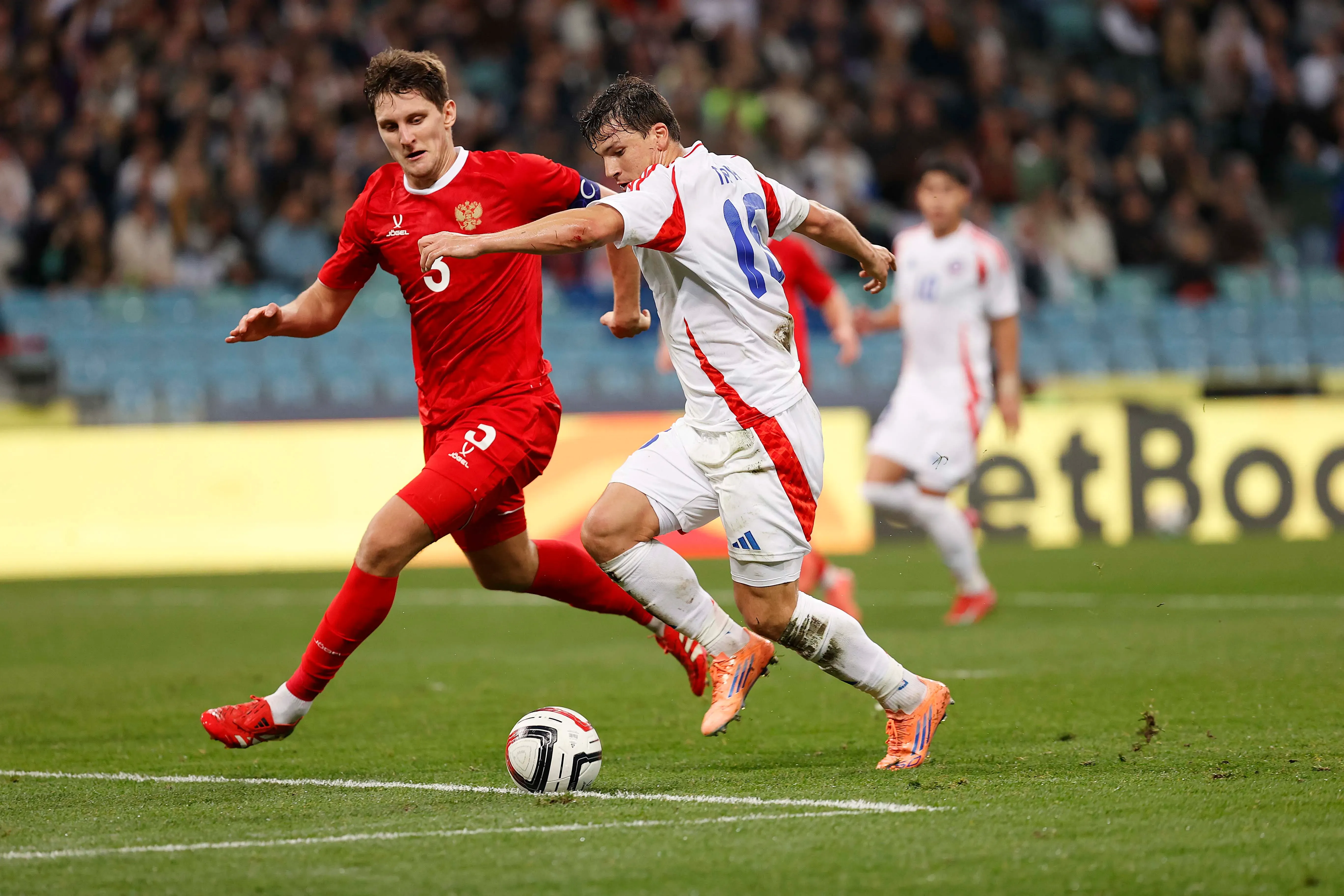 La Roja de Córdova sorprende en Sochi y corta invicto ruso con triunfo sólido por 2-0