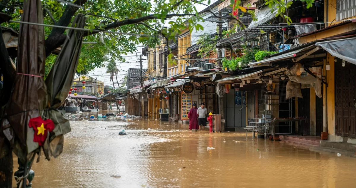 Vietnam eleva a 90 los muertos por lluvias torrenciales mientras continúan las labores de rescate