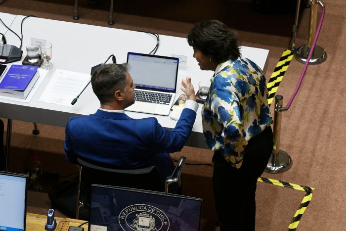 Provoste acusa a Manouchehri de “cómplice de corrupción” tras tenso cruce en el Senado