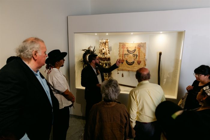 Muestra “Vivos y Presentes. Arte de los pueblos Atacameño/Lickanantay, Rapanui y Mapuche”