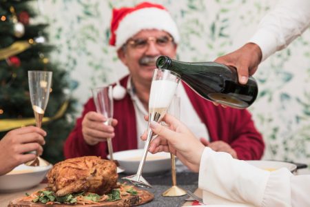 Infartos aumentan en Navidad y Año Nuevo: alertan por alcohol, estrés y excesos alimentarios