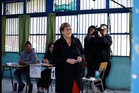 Bachelet llama a respetar resultados pero advierte: con Kast retrocederán "algunos derechos"