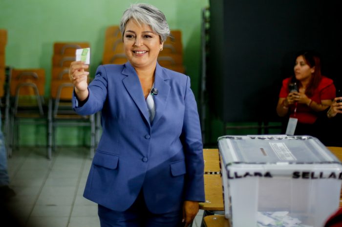 Jara tras votar: adelanta que tiene a su gabinete y que "Chile nos necesita a todos"