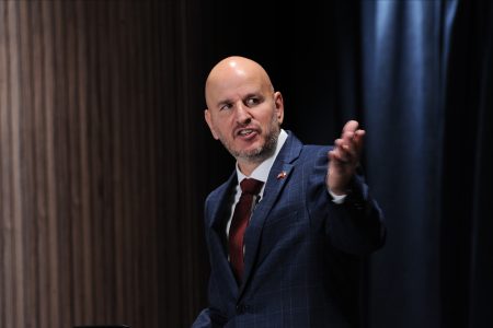 Embajador de EEUU en Chile insiste en que críticas de Boric a Trump “tienen un costo”