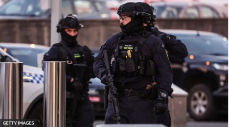 Al menos 10 muertos, incluido uno de los tiradores, en un tiroteo en una playa de Sídney