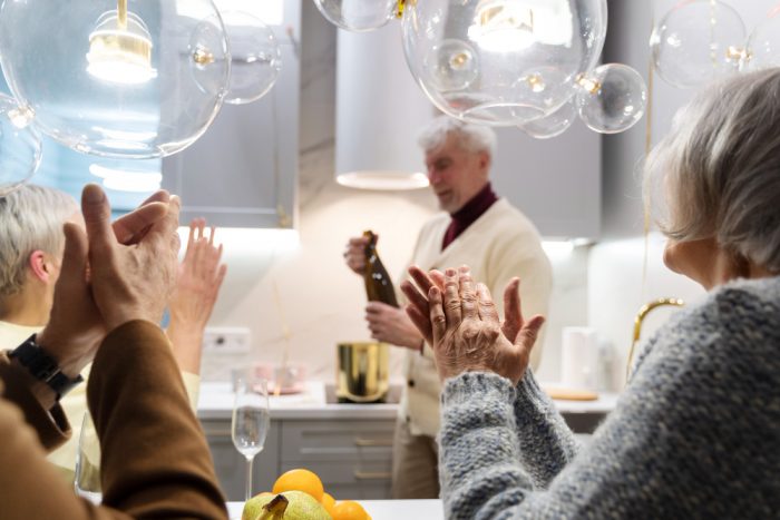 Celebrar Año Nuevo junto a personas mayores con demencia