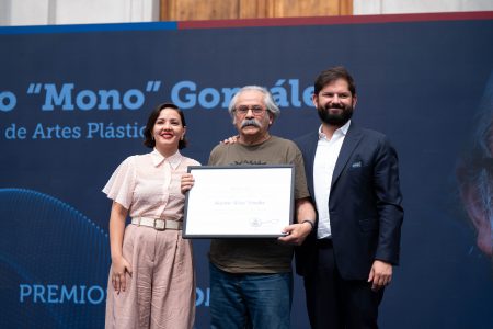 "Pintamos sin permiso, para los que vienen”: Boric bromea con pintar murales en La Moneda
