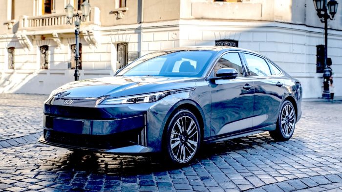 La apuesta por un sedán híbrido enchufable en un mercado dominado por los SUV