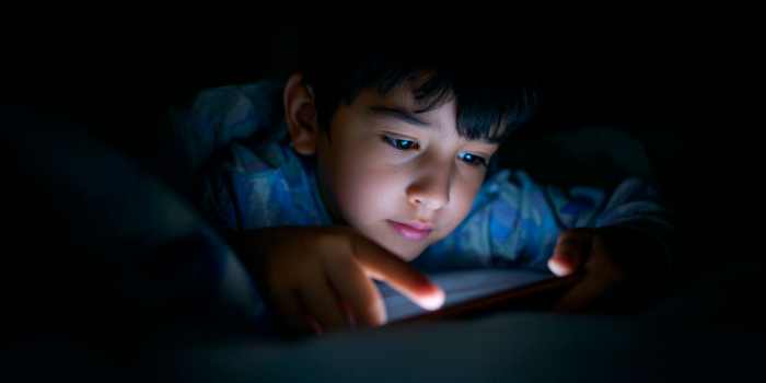Celulares en el colegio: una oportunidad para cuidar la salud mental de niños y adolescentes