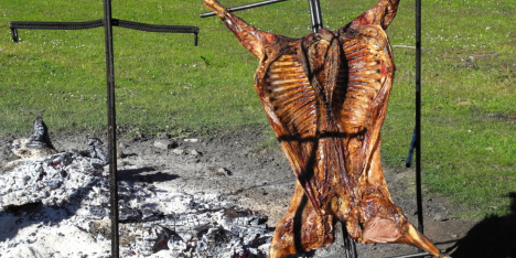 Cordero al palo chileno es elegido entre los 30 mejores platos del mundo en ranking de Taste Atlas