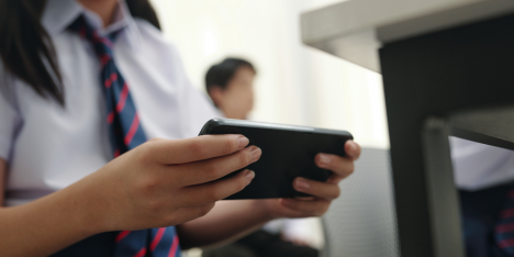 Cámara aprueba ley que prohíbe celulares en colegios desde 2026 y centra debate en salud mental