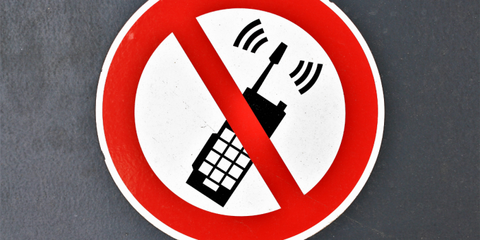 Celulares en los colegios: Más que prohibición, una oportunidad para alfabetizar