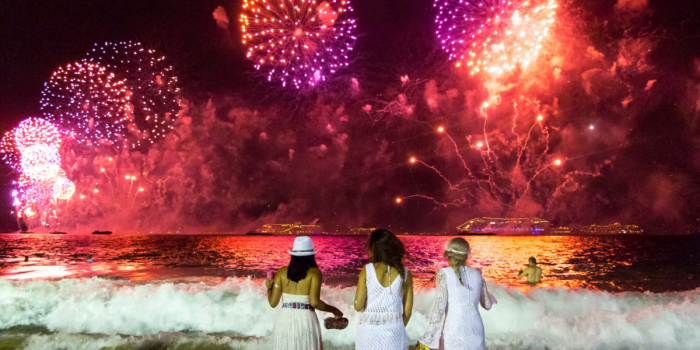 Blanco, olas y fuegos artificiales: el Año Nuevo brasileño que cada vez más chilenos eligen vivir