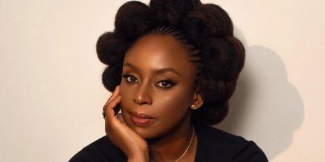 Chimamanda Ngozi Adichie, escritora: "Las mujeres no pueden solucionar solas la marginación"