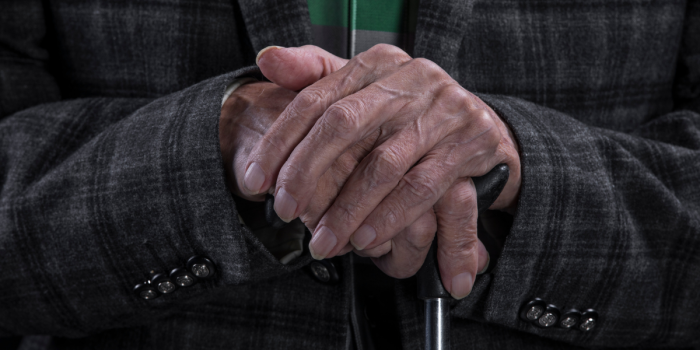 Ningún adulto mayor debiera estar solo en Navidad