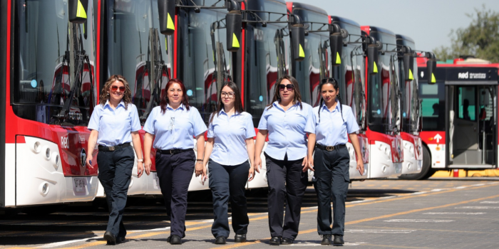 Mujeres conductoras en Red Movilidad: crecen 142% y superan las 2.300 por primera vez