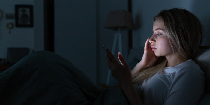 Amor en métricas y celos en clics: el impacto real de la intimidad mediada por las redes sociales