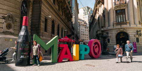 "Navidad entre Copas”: vinos del Maipo y espíritu festivo llenan el casco histórico de Santiago