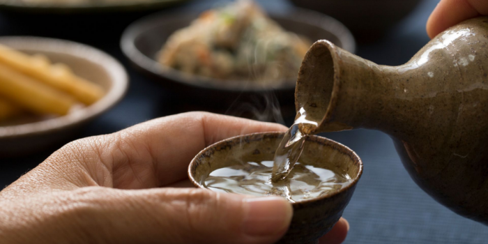 Sake japonés: tradición milenaria que gana espacio en Chile y conquista la escena gastronómica local