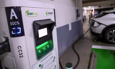 Electromovilidad avanza en Chile y suma nuevo hub de carga en pleno centro de Santiago
