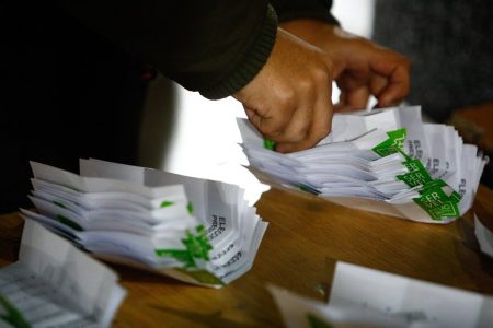 Proyecto para regular encuestas genera debate por veto a publicaciones y multas millonarias