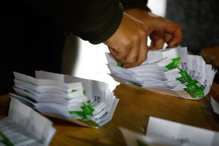 Proyecto para regular encuestas genera debate por veto a publicaciones y multas millonarias