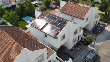 Verano récord para la energía solar en Chile, con mínima adopción en los hogares
