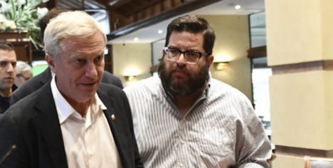 Miembro de la "familia militar" y fotógrafo de Lavín: las claves de Cristián Valenzuela