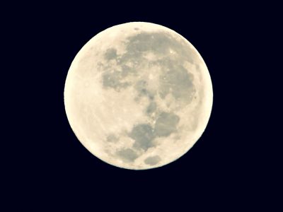 Superluna de diciembre 2025: a qué hora verla en Chile y por qué se verá más brillante