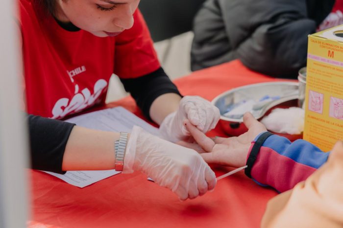 VIH en Chile: expertos alertan fuerte aumento de casos en jóvenes y baja percepción de riesgo