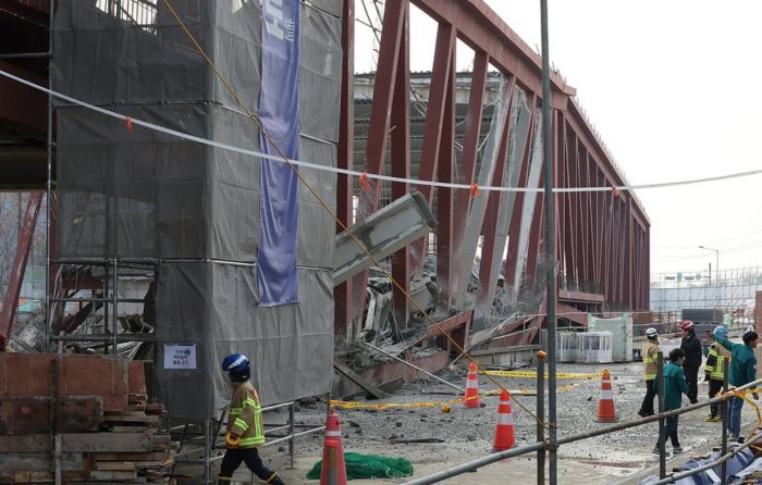 Dos trabajadores quedan atrapados tras colapso en obra de construcción en Corea del Sur