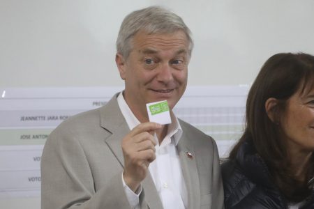 En medio de llovizna y empujones, Kast asegura que hoy "es un gran día para Chile"