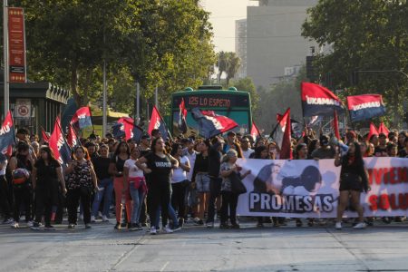 Integrantes del movimiento Ukamau cortan el tránsito en la Alameda: acusan incumplimiento del Minvu