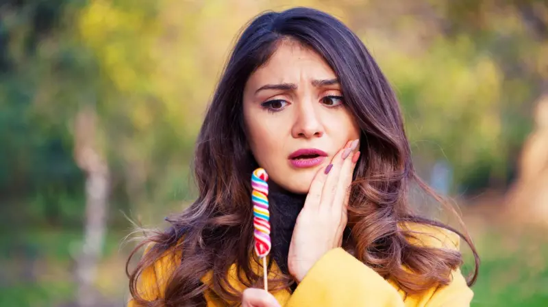 Qué pasa en tu boca y tus dientes apenas consumes azúcar (y cómo minimizar el daño que provoca)