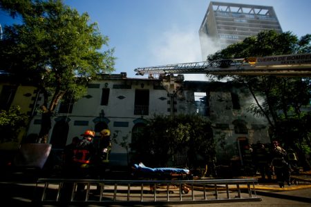 Bombero muere tras colapso estructural en incendio en el centro de Santiago