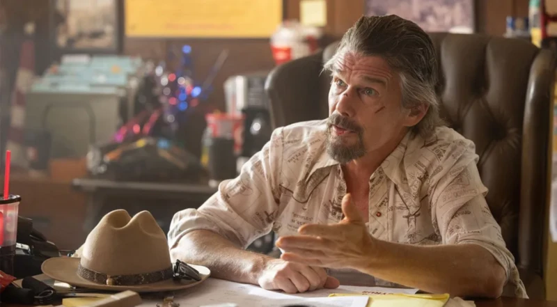 Ethan Hawke sentado en una mesa en una escena de The Lowdown. Fuente de la imagen,Shane Brown/ FX