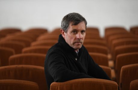 "Hombre en venta" de Daniel Pizarro: un presente que parece extenderse como un peso o una condena