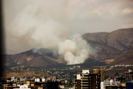 Incendio forestal moviliza a 12 compañías de Bomberos en sector San Carlos de Apoquindo