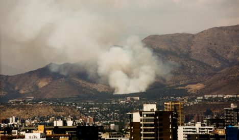 Más de 470 hectáreas quemadas: incendio en Las Condes obligará a seguir el combate hasta el martes