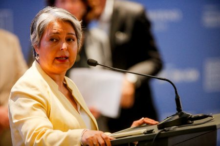 Jeannette Jara descarta agresividad y acusa a Kast de “silencio” y evasión en plena campaña