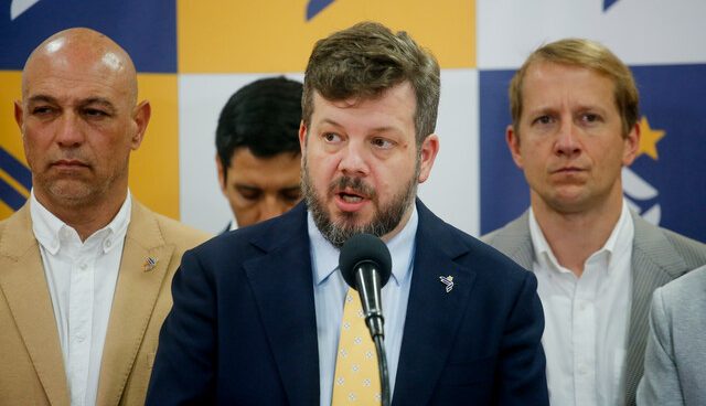 "Terraplanistas" y querellas: choque Kaiser–FA marcó desembarco del libertario en La Moneda chica