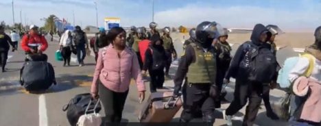 Migrantes irrumpen en control fronterizo Santa Rosa ante falta de policías en el límite