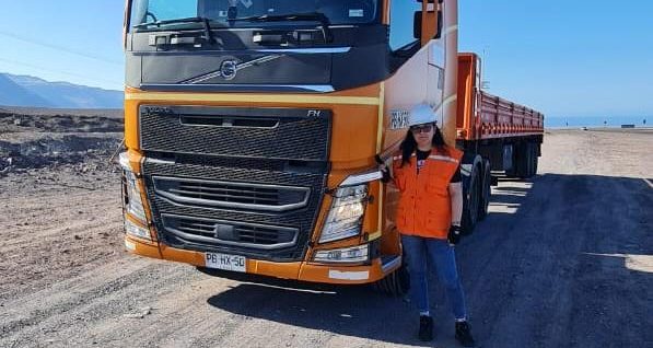 Mujeres ganan terreno en la conducción profesional y transforman el transporte en Chile
