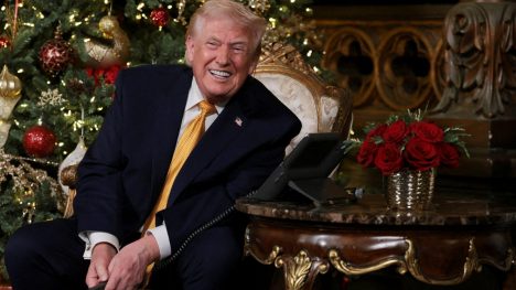 El cariñoso y transversal saludo de Navidad de Trump: incluyó a "la escoria de la izquierda radical"