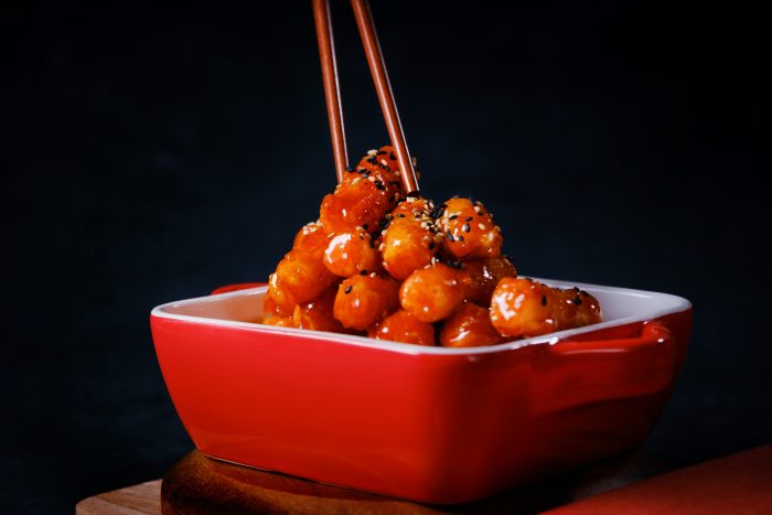 El snack coreano que sorprende al paladar chileno: el Tteokkochi se vuelve tendencia