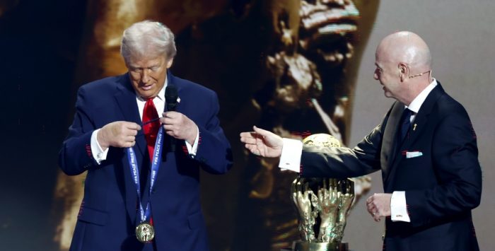 Premio FIFA a Trump desata críticas por operativos militares y políticas migratorias en EEUU