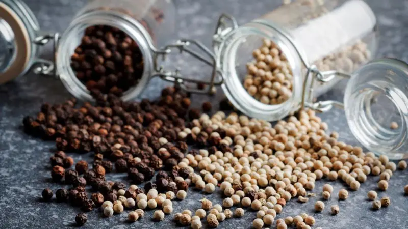 Cómo la pimienta negra y el aceite de oliva potencian los nutrientes de los alimentos que comemos